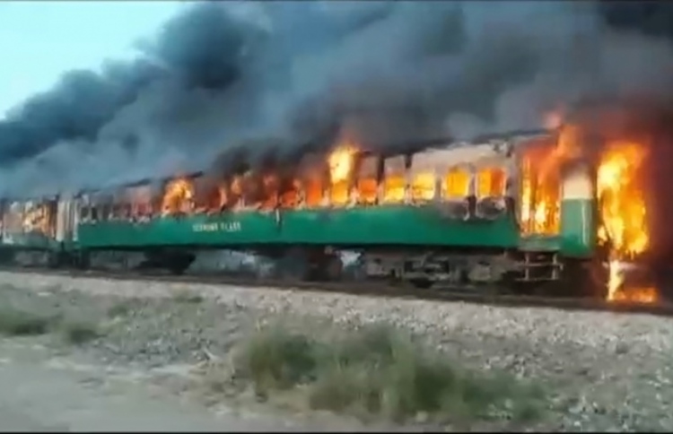 ޕާކިސްތާނުގެ ޕަސިންޖާ ރޭލެއްގައި ރޯވެ 65 މީހުން މަރު