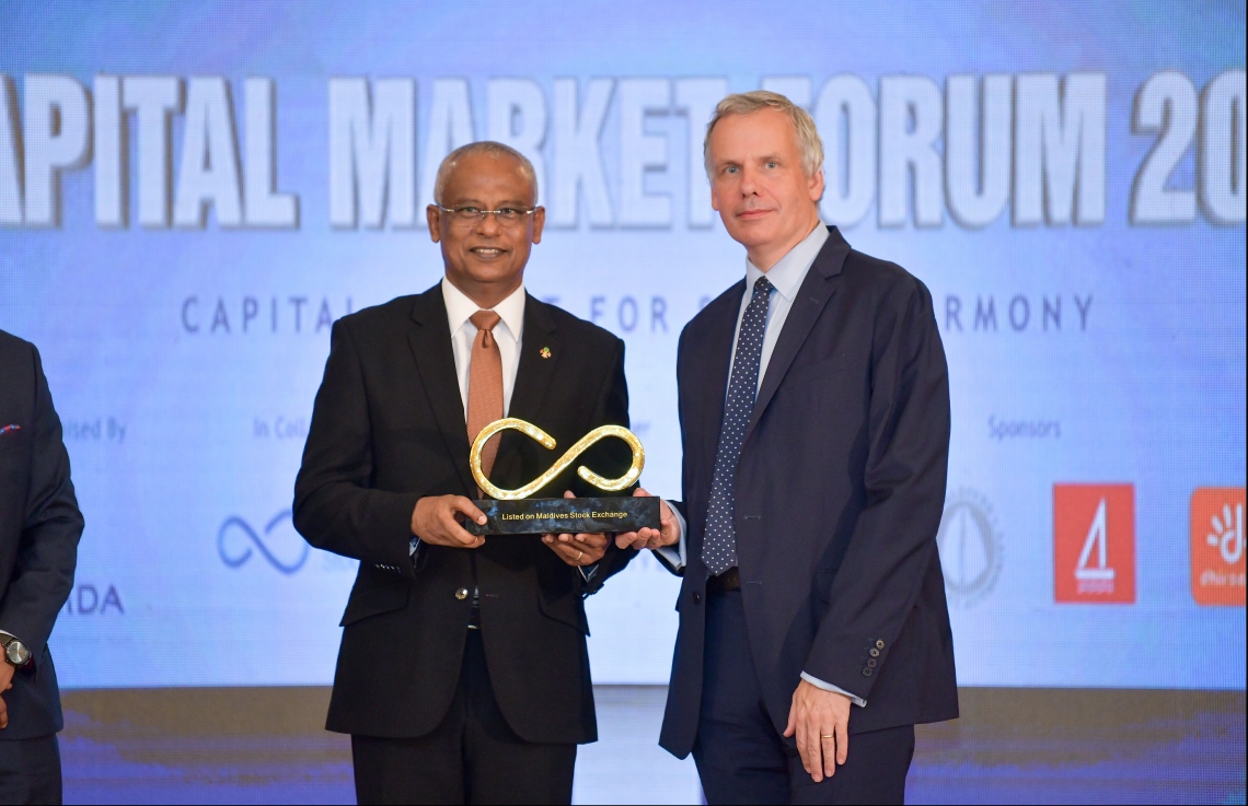 ކުރުނބާ މޯލްޑިވްސް ރިސޯޓް: އޮކްޓޯބަރު 31، 2019: ކެޕިޓަލް މާކެޓް ޑެވެލޮޕްމަންޓް އޮތޮރިޓީ (ސީއެމްޑީއޭ) އާއި މޯލްޑިވްސް ސްޓޮކް އެކްސްޗޭންޖް ގުޅިގެން ބޭއްވި "ކެޕިޓަލް މާކެޓް ފޯރަމް 2019"ގައި ކެޕިޓަލް މާކެޓްގައި ހިއްސާވާ ފަރާތްތަކުގެ އަގުވަޒަންކުރުމުގެ ގޮތުން ދޭ އެވޯޑު، ރައީސް އިބްރާހިމް މުހައްމަދު ސޯލިހް ހަވާލުކުރައްވަނީ..--- ފޮޓޯ: ހުސައިން ވަހީދު /މިހާރު