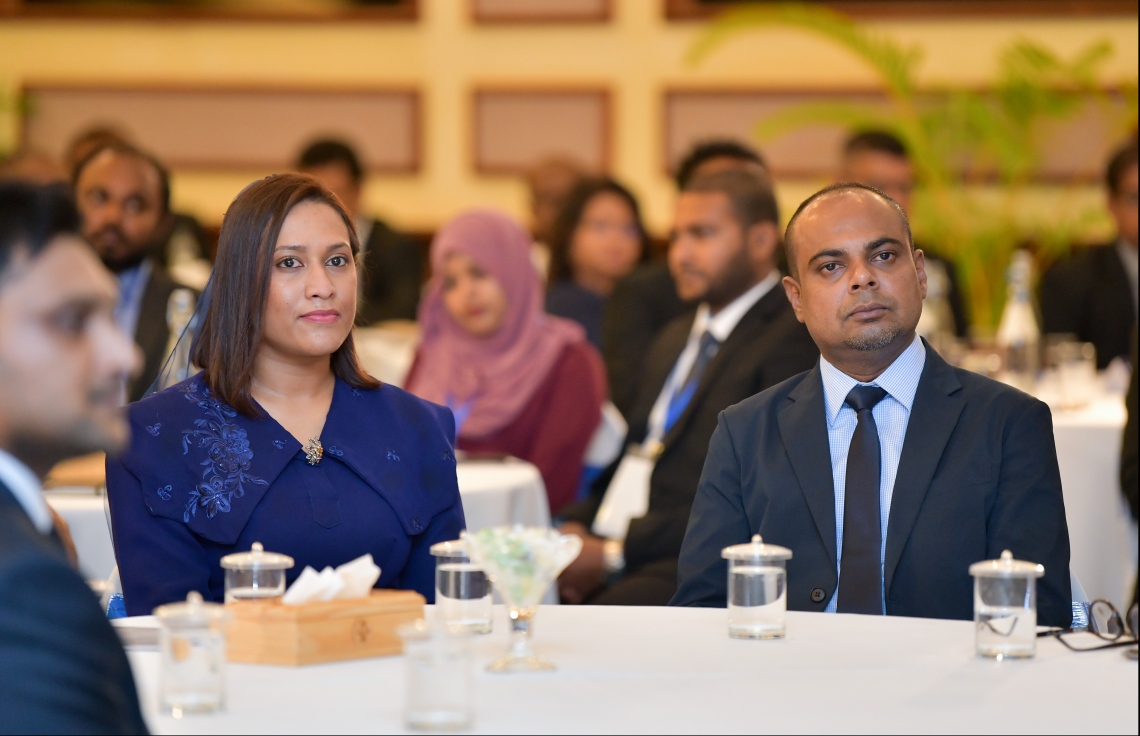 ކުރުނބާ މޯލްޑިވްސް ރިސޯޓް: އޮކްޓޯބަރު 31، 2019: ކެޕިޓަލް މާކެޓް ޑެވެލޮޕްމަންޓް އޮތޮރިޓީ (ސީއެމްޑީއޭ) އާއި މޯލްޑިވްސް ސްޓޮކް އެކްސްޗޭންޖް ގުޅިގެން ބޭއްވި "ކެޕިޓަލް މާކެޓް ފޯރަމް 2019"ގައި ސީއެމްޑީއޭގެ ޗެއާމަން އަހުމަދު މާޒިން އަދި އެކްޓިން ސީއީއޯ ފާތިމަތު އަބްދުﷲ ކަމާލުއްދީން ބައިވެރިވެވަޑައިގަންނަވަނީ..--- ފޮޓޯ: ހުސައިން ވަހީދު /މިހާރު