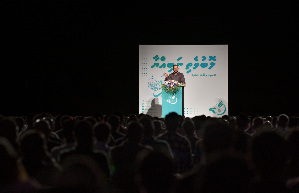 މާލެ: ނޮވެމްބަރު 1، 2019- އެތައް ބައެއްގެ މަގުބޫލުކަން ހޯއްދަވާފައިވާ، ދީނީ އިލްމުވެރިޔާ ޝައިހް އިލްޔާސް ހުސައިން މިރޭ ދީނީ ނަސޭހަތް ދެއްވަނީ: ދުވަސްތަކެއްގެ މެދުކެނޑުމަކަށް ފަހު، ޝައިހް އިލްޔާސް މާލޭގައި ބޭއްވި މި ދަރުސް އަޑުއެހުމަށް ގިނަ ބަޔަކު ކާނިވާ ސަރަހައްދަށް ޖަމާވި.---ފޮޓޯ: ނިޝާން އަލީ/މިހާރު