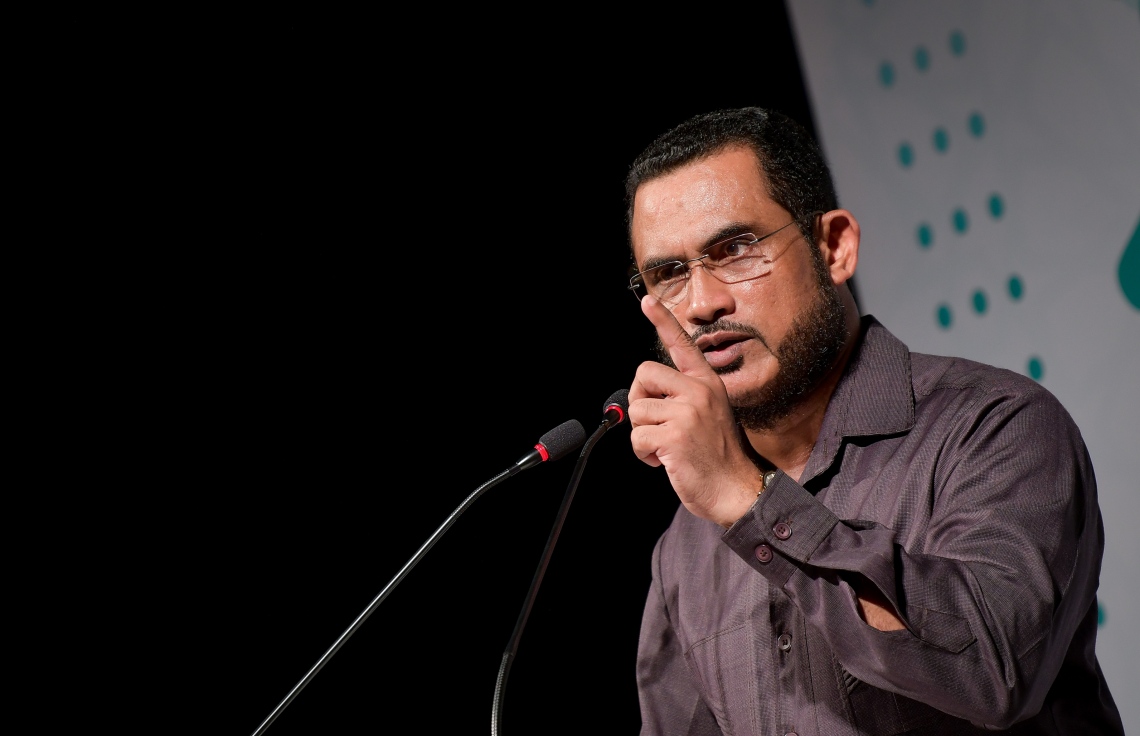 މާލެ: ނޮވެމްބަރު 1، 2019- އެތައް ބައެއްގެ މަގުބޫލުކަން ހޯއްދަވާފައިވާ، ދީނީ އިލްމުވެރިޔާ ޝައިހް އިލްޔާސް ހުސައިން މިރޭ ދީނީ ނަސޭހަތް ދެއްވަނީ: ދުވަސްތަކެއްގެ މެދުކެނޑުމަކަށް ފަހު، ޝައިހް އިލްޔާސް މާލޭގައި ބޭއްވި މި ދަރުސް އަޑުއެހުމަށް ގިނަ ބަޔަކު ކާނިވާ ސަރަހައްދަށް ޖަމާވި.---ފޮޓޯ: ނިޝާން އަލީ/މިހާރު