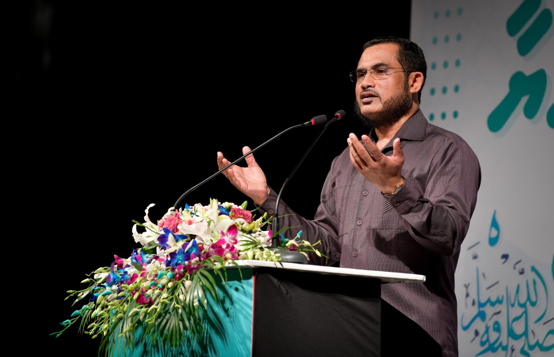 މާލެ: ނޮވެމްބަރު 1، 2019- އެތައް ބައެއްގެ މަގުބޫލުކަން ހޯއްދަވާފައިވާ، ދީނީ އިލްމުވެރިޔާ ޝައިހް އިލްޔާސް ހުސައިން މިރޭ ދީނީ ނަސޭހަތް ދެއްވަނީ: ދުވަސްތަކެއްގެ މެދުކެނޑުމަކަށް ފަހު، ޝައިހް އިލްޔާސް މާލޭގައި ބޭއްވި މި ދަރުސް އަޑުއެހުމަށް ގިނަ ބަޔަކު ކާނިވާ ސަރަހައްދަށް ޖަމާވި.---ފޮޓޯ: ނިޝާން އަލީ/މިހާރު