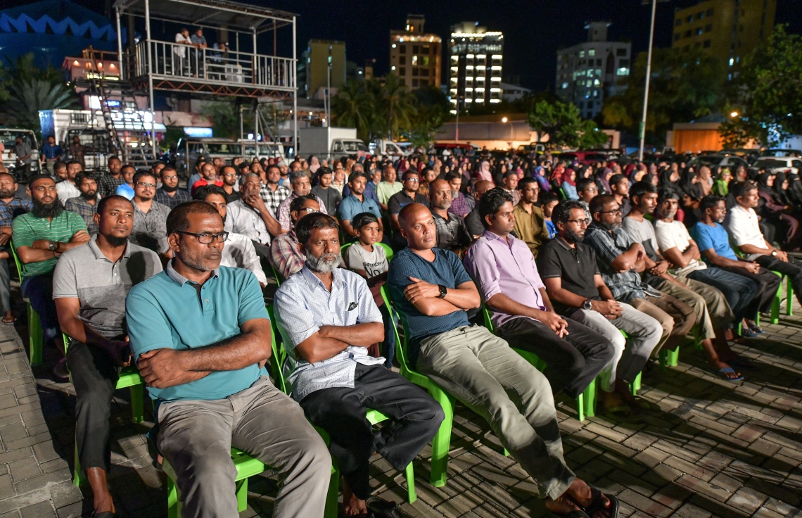 މާލެ: ނޮވެމްބަރު 1، 2019- އެތައް ބައެއްގެ މަގުބޫލުކަން ހޯއްދަވާފައިވާ، ދީނީ އިލްމުވެރިޔާ ޝައިހް އިލްޔާސް ހުސައިންގެ ދަރުސް އަޑުއެހުމަށް ކާނިވާ ސަރަހައްދަށް މިރޭ ޖަމާވި މީހުން: އޭނާގެ ދަރުސް ބިނާކުރެއްވީ ކީރިތި ރަސޫލާ މުހައްމަދު ރަސޫލުﷲ ސައްލަﷲ އަލައިހި ވަސައްލަމަށް ކަމޭ ހިތުމާއި އެކަލޭގެފާނުގެ މާތްކަމާ ބެހޭ ގޮތުން.---ފޮޓޯ: ނިޝާން އަލީ/މިހާރު