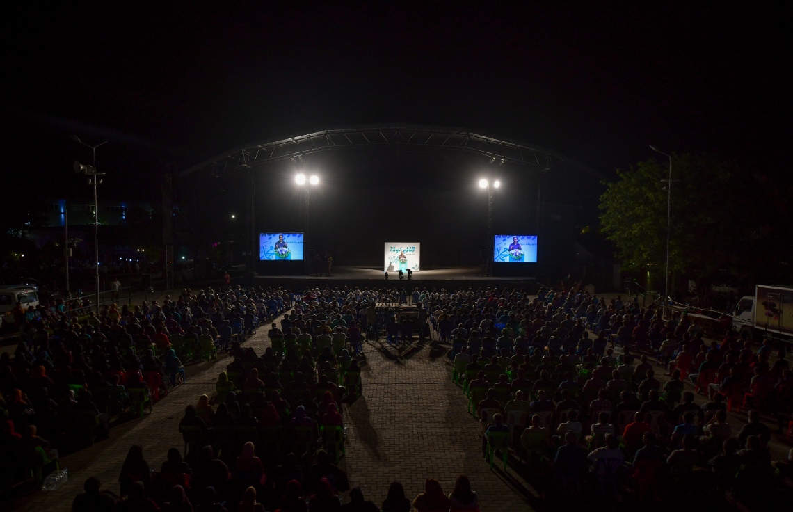 މާލެ: ނޮވެމްބަރު 1، 2019- އެތައް ބައެއްގެ މަގުބޫލުކަން ހޯއްދަވާފައިވާ، ދީނީ އިލްމުވެރިޔާ ޝައިހް އިލްޔާސް ހުސައިންގެ ދަރުސް އަޑުއެހުމަށް ކާނިވާ ސަރަހައްދަށް މިރޭ ޖަމާވި މީހުން: އޭނާގެ ދަރުސް ބިނާކުރެއްވީ ކީރިތި ރަސޫލާ މުހައްމަދު ރަސޫލުﷲ ސައްލަﷲ އަލައިހި ވަސައްލަމަށް ކަމޭ ހިތުމާއި އެކަލޭގެފާނުގެ މާތްކަމާ ބެހޭ ގޮތުން.---ފޮޓޯ: ނިޝާން އަލީ/މިހާރު