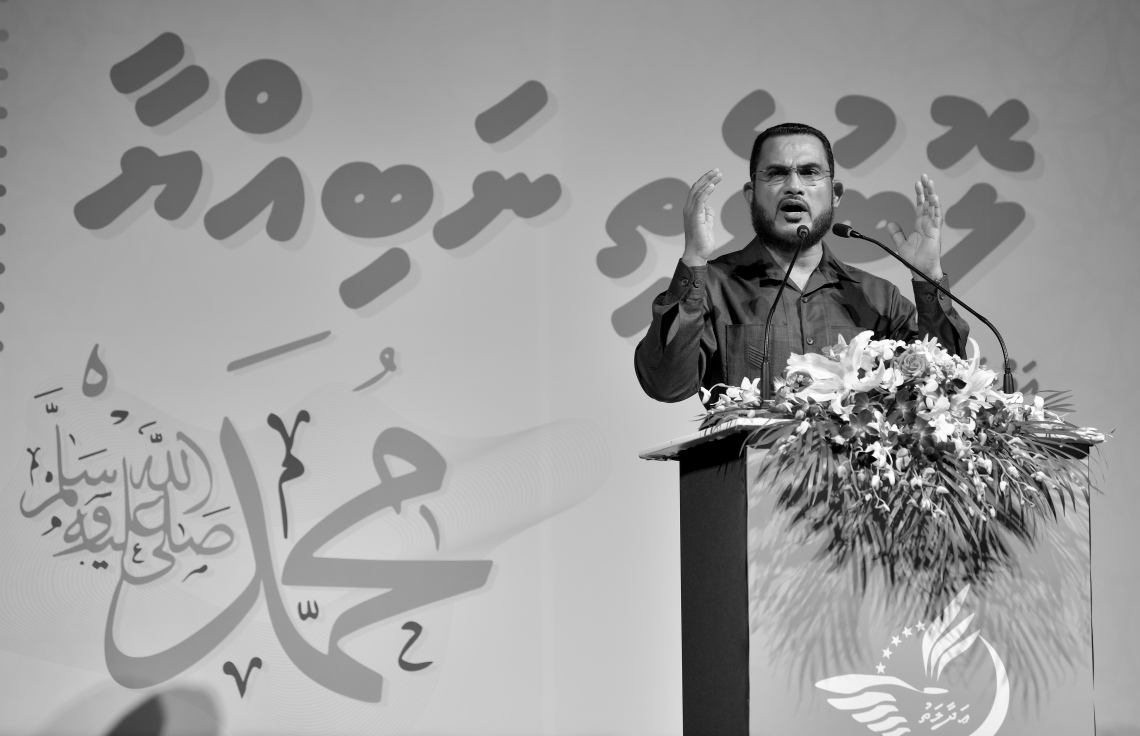 މާލެ: ނޮވެމްބަރު 1، 2019- އެތައް ބައެއްގެ މަގުބޫލުކަން ހޯއްދަވާފައިވާ، ދީނީ އިލްމުވެރިޔާ ޝައިހް އިލްޔާސް ހުސައިން މިރޭ ދީނީ ނަސޭހަތް ދެއްވަނީ: ދުވަސްތަކެއްގެ މެދުކެނޑުމަކަށް ފަހު، ޝައިހް އިލްޔާސް މާލޭގައި ބޭއްވި މި ދަރުސް އަޑުއެހުމަށް ގިނަ ބަޔަކު ކާނިވާ ސަރަހައްދަށް ޖަމާވި.---ފޮޓޯ: ނިޝާން އަލީ/މިހާރު