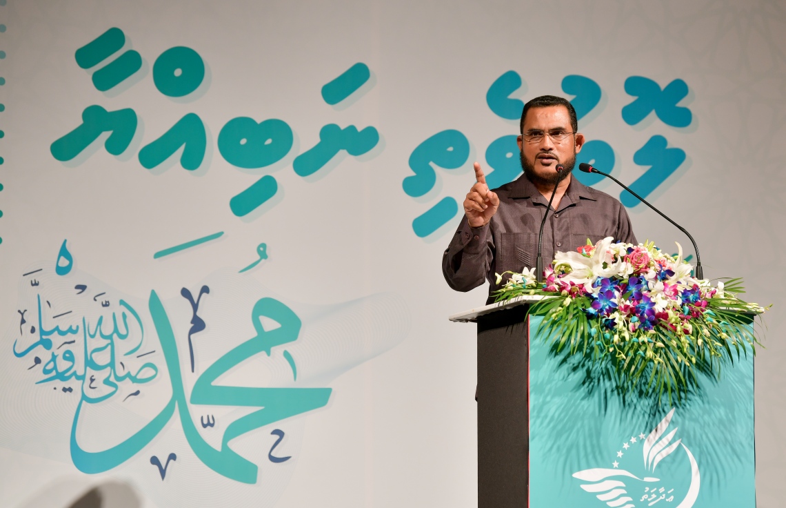 މާލެ: ނޮވެމްބަރު 1، 2019- އެތައް ބައެއްގެ މަގުބޫލުކަން ހޯއްދަވާފައިވާ، ދީނީ އިލްމުވެރިޔާ ޝައިހް އިލްޔާސް ހުސައިން މިރޭ ދީނީ ނަސޭހަތް ދެއްވަނީ: ދުވަސްތަކެއްގެ މެދުކެނޑުމަކަށް ފަހު، ޝައިހް އިލްޔާސް މާލޭގައި ބޭއްވި މި ދަރުސް އަޑުއެހުމަށް ގިނަ ބަޔަކު ކާނިވާ ސަރަހައްދަށް ޖަމާވި.---ފޮޓޯ: ނިޝާން އަލީ/މިހާރު