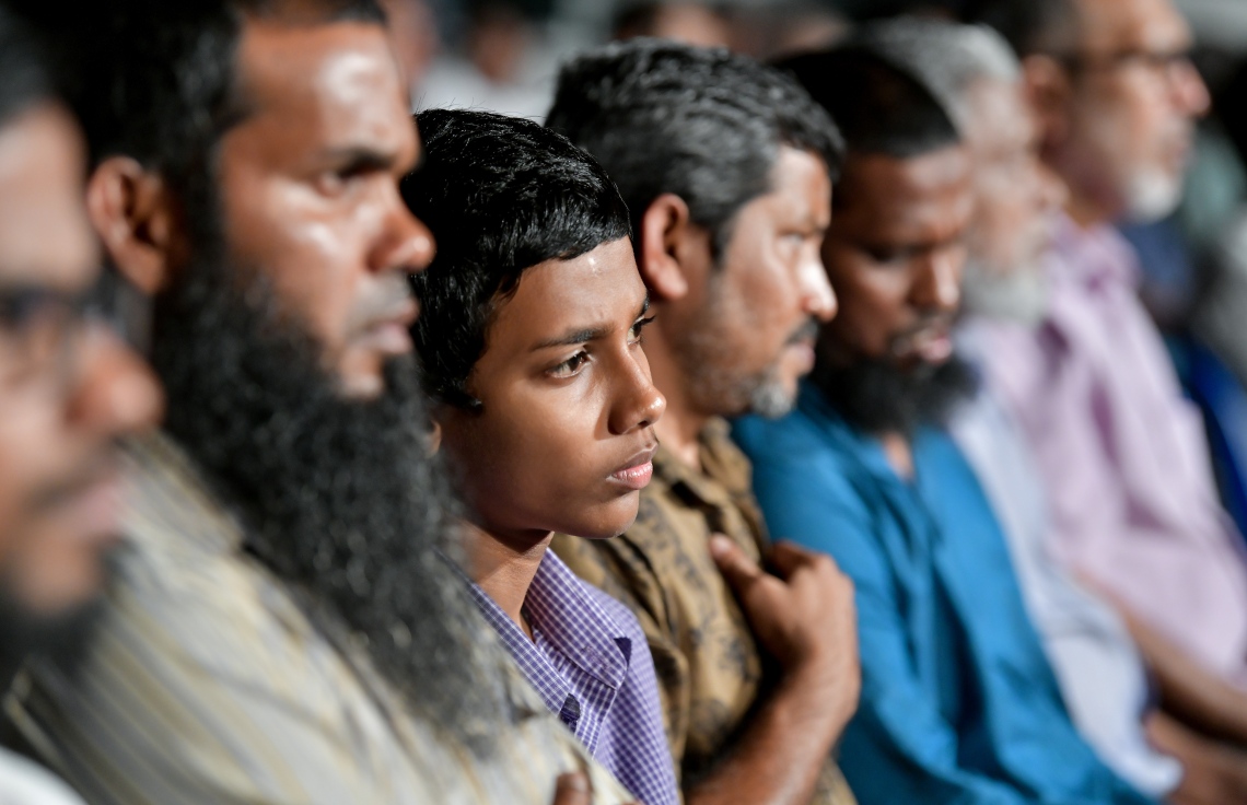 މާލެ: ނޮވެމްބަރު 1، 2019- އެތައް ބައެއްގެ މަގުބޫލުކަން ހޯއްދަވާފައިވާ، ދީނީ އިލްމުވެރިޔާ ޝައިހް އިލްޔާސް ހުސައިންގެ ދަރުސް އަޑުއެހުމަށް ކާނިވާ ސަރަހައްދަށް މިރޭ ޖަމާވި ބައެއް މީހުން: އޭނާގެ ދަރުސް ބިނާކުރެއްވީ ކީރިތި ރަސޫލާ މުހައްމަދު ރަސޫލުﷲ ސައްލަﷲ އަލައިހި ވަސައްލަމަށް ކަމޭ ހިތުމާއި އެކަލޭގެފާނުގެ މާތްކަމާ ބެހޭ ގޮތުން.---ފޮޓޯ: ނިޝާން އަލީ/މިހާރު