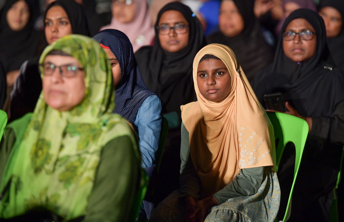 މާލެ: ނޮވެމްބަރު 1، 2019- އެތައް ބައެއްގެ މަގުބޫލުކަން ހޯއްދަވާފައިވާ، ދީނީ އިލްމުވެރިޔާ ޝައިހް އިލްޔާސް ހުސައިންގެ ދަރުސް އަޑުއެހުމަށް ކާނިވާ ސަރަހައްދަށް މިރޭ ޖަމާވި ބައެއް އަންހެނުންނާއި ކުޑަކުދިން: އޭނާގެ ދަރުސް ބިނާކުރެއްވީ ކީރިތި ރަސޫލާ މުހައްމަދު ރަސޫލުﷲ ސައްލަﷲ އަލައިހި ވަސައްލަމަށް ކަމޭ ހިތުމާއި އެކަލޭގެފާނުގެ މާތްކަމާ ބެހޭ ގޮތުން.---ފޮޓޯ: ނިޝާން އަލީ/މިހާރު