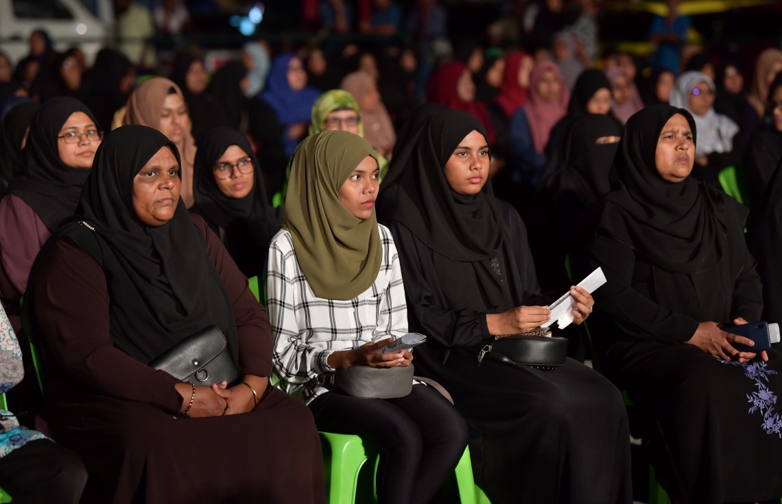 މާލެ: ނޮވެމްބަރު 1، 2019- އެތައް ބައެއްގެ މަގުބޫލުކަން ހޯއްދަވާފައިވާ، ދީނީ އިލްމުވެރިޔާ ޝައިހް އިލްޔާސް ހުސައިންގެ ދަރުސް އަޑުއެހުމަށް ކާނިވާ ސަރަހައްދަށް މިރޭ ޖަމާވި ބައެއް އަންހެނުން: އޭނާގެ ދަރުސް ބިނާކުރެއްވީ ކީރިތި ރަސޫލާ މުހައްމަދު ރަސޫލުﷲ ސައްލަﷲ އަލައިހި ވަސައްލަމަށް ކަމޭ ހިތުމާއި އެކަލޭގެފާނުގެ މާތްކަމާ ބެހޭ ގޮތުން.---ފޮޓޯ: ނިޝާން އަލީ/މިހާރު