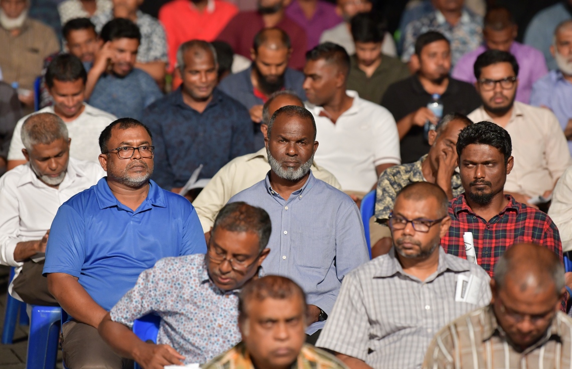 މާލެ: ނޮވެމްބަރު 1، 2019- އެތައް ބައެއްގެ މަގުބޫލުކަން ހޯއްދަވާފައިވާ، ދީނީ އިލްމުވެރިޔާ ޝައިހް އިލްޔާސް ހުސައިންގެ ދަރުސް އަޑުއެހުމަށް ކާނިވާ ސަރަހައްދަށް މިރޭ ޖަމާވި ބައެއް މީހުން: އޭނާގެ ދަރުސް ބިނާކުރެއްވީ ކީރިތި ރަސޫލާ މުހައްމަދު ރަސޫލުﷲ ސައްލަﷲ އަލައިހި ވަސައްލަމަށް ކަމޭ ހިތުމާއި އެކަލޭގެފާނުގެ މާތްކަމާ ބެހޭ ގޮތުން.---ފޮޓޯ: ނިޝާން އަލީ/މިހާރު