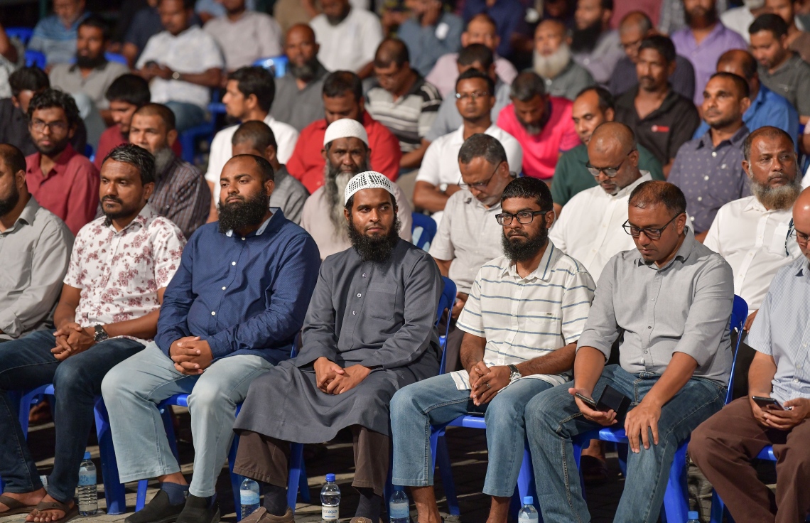 މާލެ: ނޮވެމްބަރު 1، 2019- އެތައް ބައެއްގެ މަގުބޫލުކަން ހޯއްދަވާފައިވާ، ދީނީ އިލްމުވެރިޔާ ޝައިހް އިލްޔާސް ހުސައިންގެ ދަރުސް އަޑުއެހުމަށް ކާނިވާ ސަރަހައްދަށް މިރޭ ޖަމާވި ބައެއް މީހުން: އޭނާގެ ދަރުސް ބިނާކުރެއްވީ ކީރިތި ރަސޫލާ މުހައްމަދު ރަސޫލުﷲ ސައްލަﷲ އަލައިހި ވަސައްލަމަށް ކަމޭ ހިތުމާއި އެކަލޭގެފާނުގެ މާތްކަމާ ބެހޭ ގޮތުން.---ފޮޓޯ: ނިޝާން އަލީ/މިހާރު