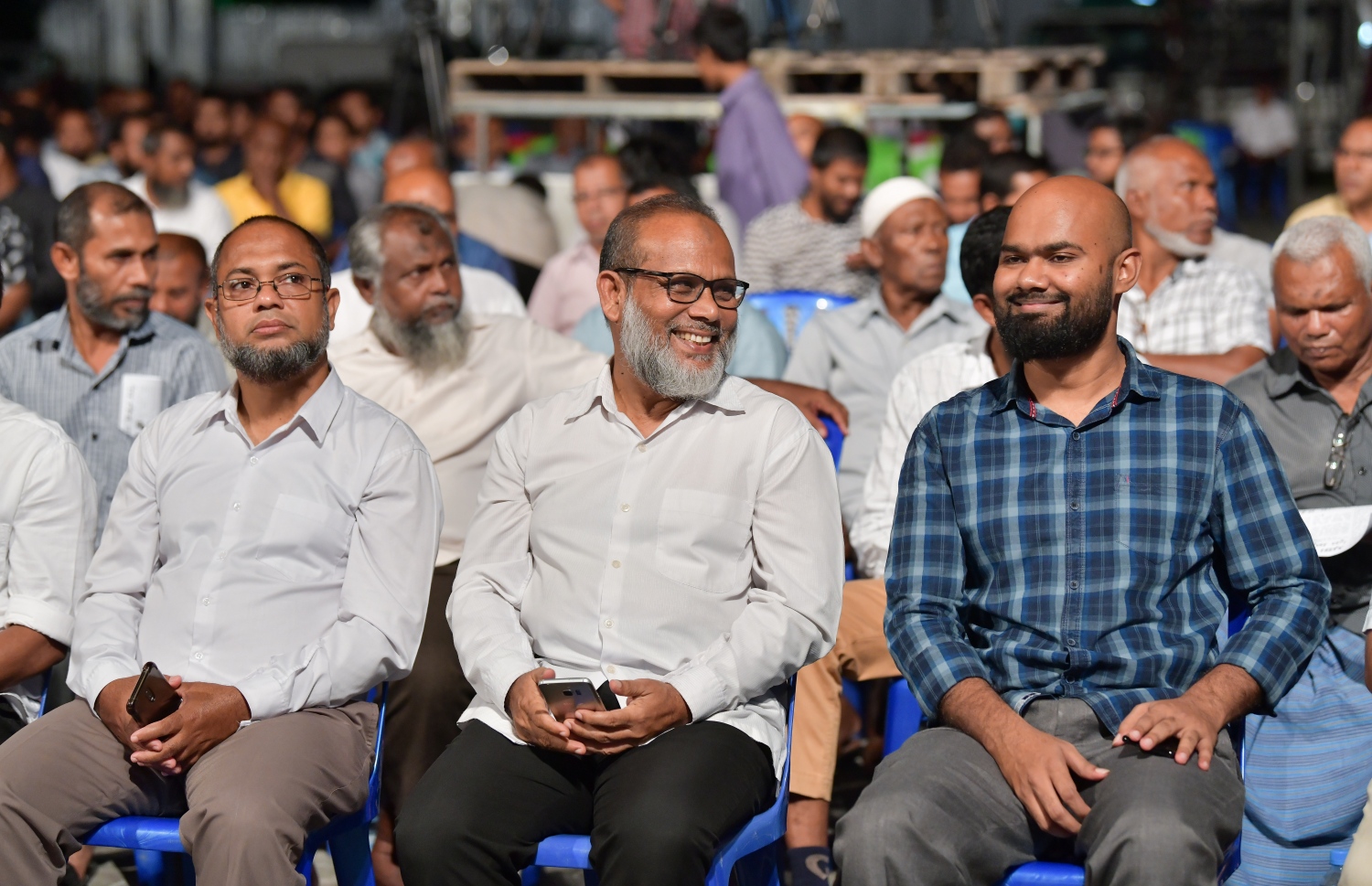ޝައިހް އިލްޔާސްގެ މިރޭގެ ދަރުސް އަޑުއައްސަވަން ވަޑައިގެންނެވި، އަދާލަތު ޕާޓީގެ ބައެއް އިސްވެރިން.---ފޮޓޯ: ނިޝާން އަލީ/މިހާރު