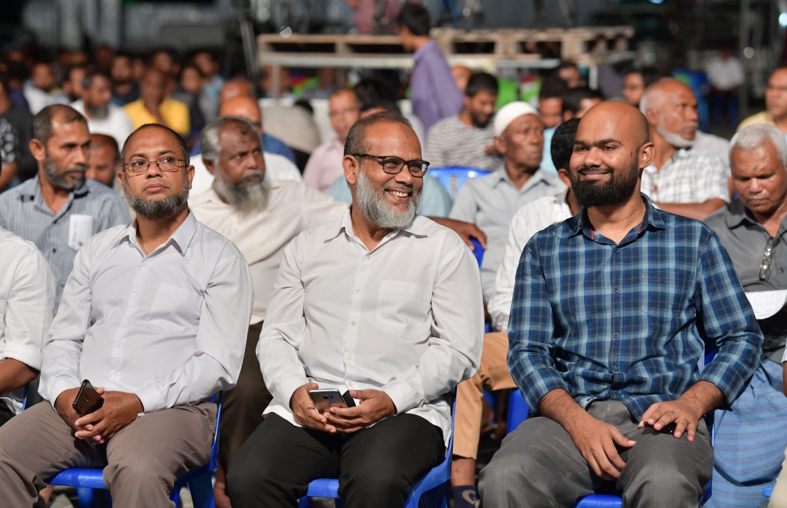 މާލެ: ނޮވެމްބަރު 1، 2019- މަޝްހޫރު ދީނީ އިލްމުވެރިޔާ ޝައިހް އިލްޔާސް ހުސައިންގެ ދަރުސް އަޑުއައްސަވަން ވަޑައިގެންނެވި، އަދާލަތު ޕާޓީގެ އިސް ބައެއް ބޭފުޅުން: އެ ޕާޓީގެ އިލްމުވެރިންގެ ރައީސްގެ މަގާމުގައި ވެސް ހުންނެވި އިލްޔާސްގެ ދަރުސް ބިނާކުރެއްވީ ކީރިތި ރަސޫލާ މުހައްމަދު ރަސޫލުﷲ ސައްލަﷲ އަލައިހި ވަސައްލަމަށް ކަމޭ ހިތުމާއި އެކަލޭގެފާނުގެ މާތްކަމާ ބެހޭ ގޮތުން.---ފޮޓޯ: ނިޝާން އަލީ/މިހާރު
