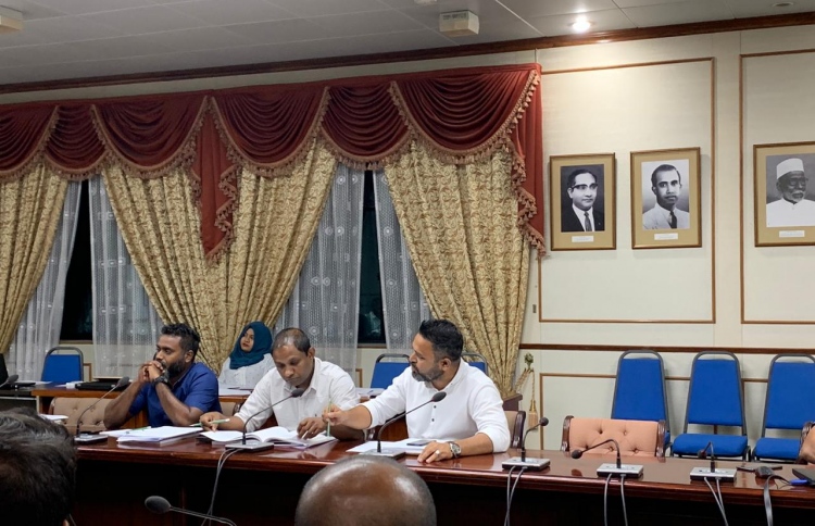 ޝިޔާމް ކޮމިޓީ އަށް: ތި ބާނަނީ ހަތަރެސް ފަޔާއި ބޮލާ!