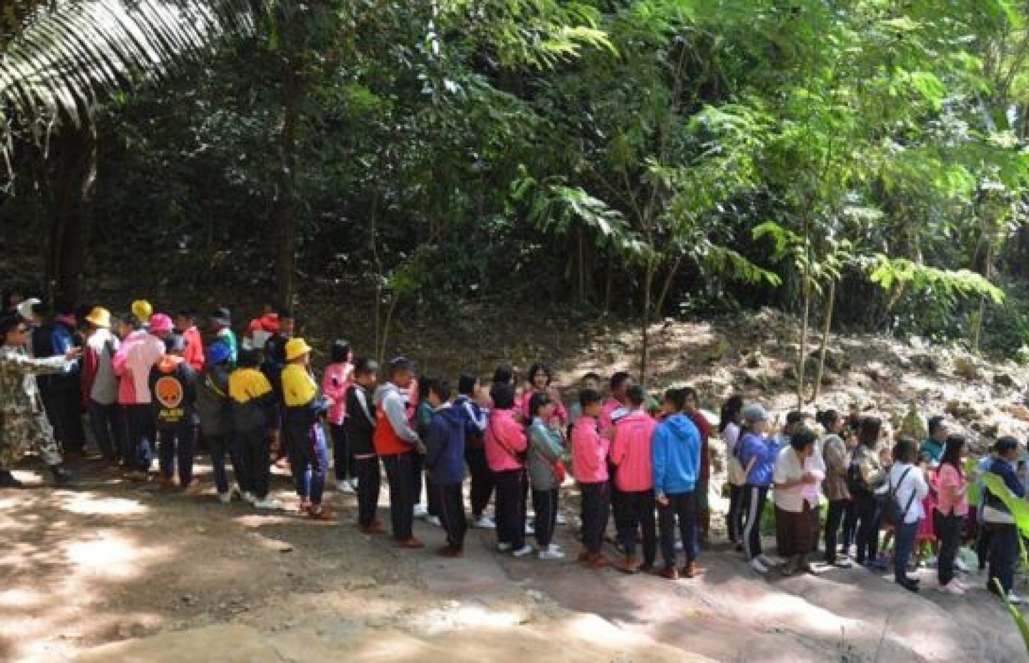 ތައިލެންޑުގެ ތަމް ލުއާން ހޮހަޅަ ބަލާލަން ވަނުމަށް ޓޫރިސްޓުން ކިޔޫ ހަދާފައި. --ފޮޓޯ: ޗިއަން ރައި ޕަބްލިކް ރިލޭޝަންސް އޮފީސް