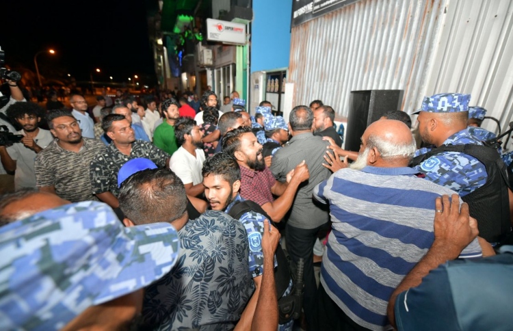 ނަސްރުގެ ދުވަހުގެ އެއްވުމުން ބަޔަކު ފުލުހުންގެ ބެލުމުގެ ދަށަށް