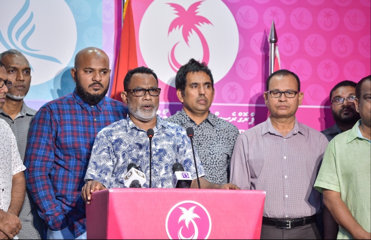 ވަޒީފާތައް ގެއްލުނީ މަޓީއާ މަޝްވަރާ ނުކުރުމުން:އިދިކޮޅު