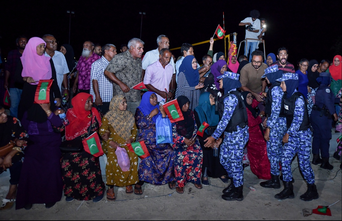 މާލެ: ނޮވެމްބަރު 2، 2019- ނަސްރުގެ ދުވަސް ފާހަގަކުރުމުގެގޮތުން "ބަޑި ބުރާސްފަތި"ގެ ނަމުގައި އިދިކޮޅު ޕާޓީތަކުން އިންތިޒާމުކޮށްގެން ޕީޕީއެމް އޮފީސް ހުންނަ ސަރަހައްދުގައި ބޭއްވި އެއްވުމަށް ފުލުހުން ހުރަސްއަޅަނީ.---ފޮޓޯ: ހުސައިން ވަހީދު/މިހާރު