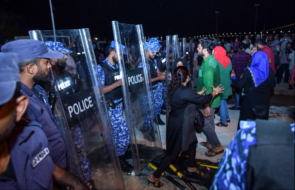 މާލެ: ނޮވެމްބަރު 2، 2019- ނަސްރުގެ ދުވަސް ފާހަގަކުރުމުގެގޮތުން "ބަޑި ބުރާސްފަތި"ގެ ނަމުގައި އިދިކޮޅު ޕާޓީތަކުން އިންތިޒާމުކޮށްގެން ޕީޕީއެމް އޮފީސް ހުންނަ ސަރަހައްދުގައި ބޭއްވި އެއްވުމަށް، ފުލުހުން ހުރަސްއަޅަނީ.---ފޮޓޯ: ހުސައިން ވަހީދު/މިހާރު