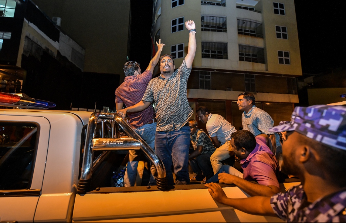 މާލެ: ނޮވެމްބަރު 2، 2019- ނަސްރުގެ ދުވަސް ފާހަގަކުރުމުގެގޮތުން "ބަޑި ބުރާސްފަތި"ގެ ނަމުގައި އިދިކޮޅު ޕާޓީތަކުން އިންތިޒާމުކޮށްގެން ޕީޕީއެމް އޮފީސް ހުންނަ ސަރަހައްދުގައި ބޭއްވި އެއްވުމު ހައްޔަރުކުރުމަށްފަހު ފުލުހުންގެ ވެހިކަލަކަށް އަރުވާފައި ތިބި އެއްވުމުގެ ބައިވެރިންތަކެއް އަޑު އުފުލަނީ.---ފޮޓޯ: ހުސައިން ވަހީދު/މިހާރު