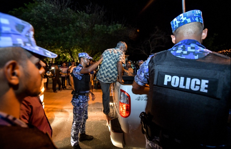 ރޭގެ މުޒާހަރާއިން ހައްޔަރުކުރި އެންމެން ދޫކޮށްލައިފި