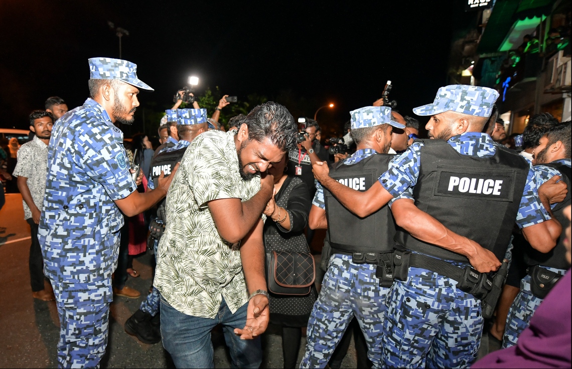 މާލެ: ނޮވެމްބަރު 2، 2019- ނަސްރުގެ ދުވަސް ފާހަގަކުރުމުގެގޮތުން "ބަޑި ބުރާސްފަތި"ގެ ނަމުގައި އިދިކޮޅު ޕާޓީތަކުން އިންތިޒާމުކޮށްގެން ޕީޕީއެމް އޮފީސް ހުންނަ ސަރަހައްދުގައި ބޭއްވި އެއްވުމަށް ފުލުހުން ހުރަސްއަޅަނީ.---ފޮޓޯ: ހުސައިން ވަހީދު/މިހާރު