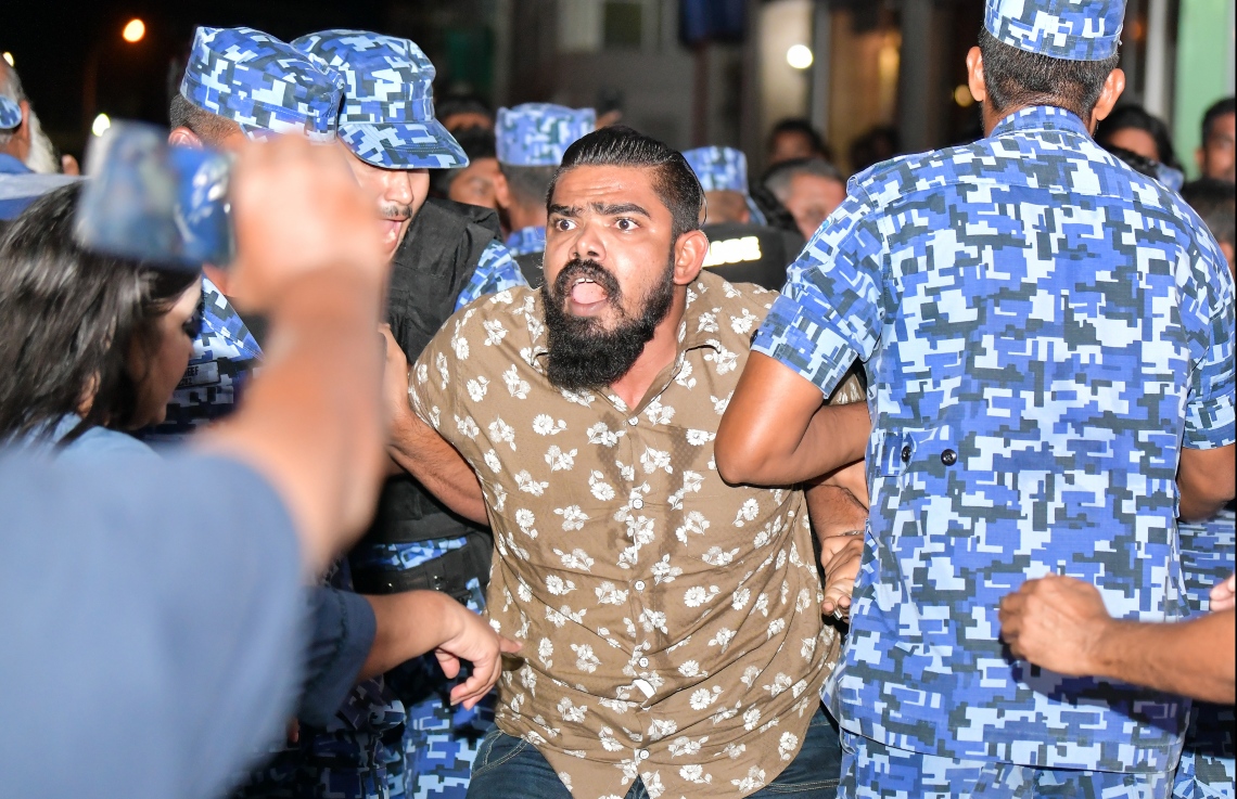 މާލެ: ނޮވެމްބަރު 2، 2019- ނަސްރުގެ ދުވަސް ފާހަގަކުރުމުގެގޮތުން "ބަޑި ބުރާސްފަތި"ގެ ނަމުގައި އިދިކޮޅު ޕާޓީތަކުން އިންތިޒާމުކޮށްގެން ޕީޕީއެމް އޮފީސް ހުންނަ ސަރަހައްދުގައި ބޭއްވި އެއްވުމުގެ ތެރެއިން، ފުލުހުންތަކެއް އެއްވުމުގެ ބައިވެރިއަކު ހައްޔަރުކުރަނީ.---ފޮޓޯ: ހުސައިން ވަހީދު/މިހާރު