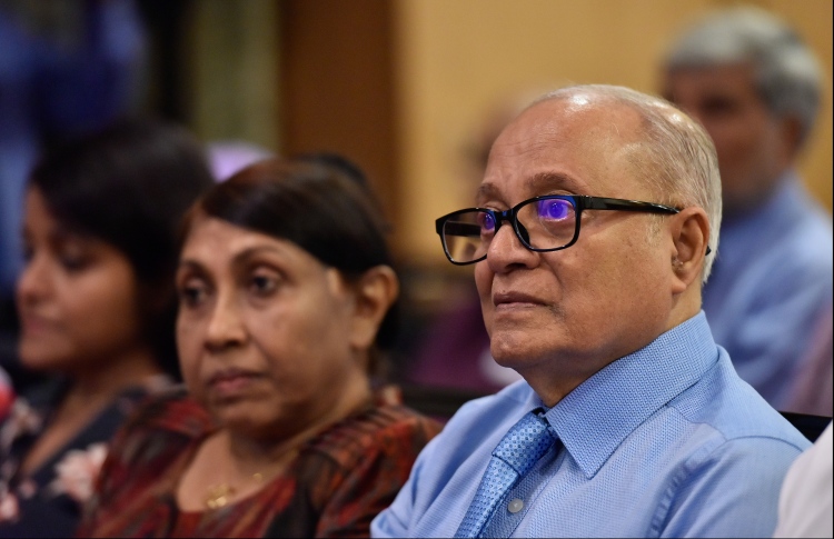 "އަމިއްލަ ވެރިކަމެއްގެ ނިއުމަތް ދޫކޮށްލައިގެން ނުވާނެ"