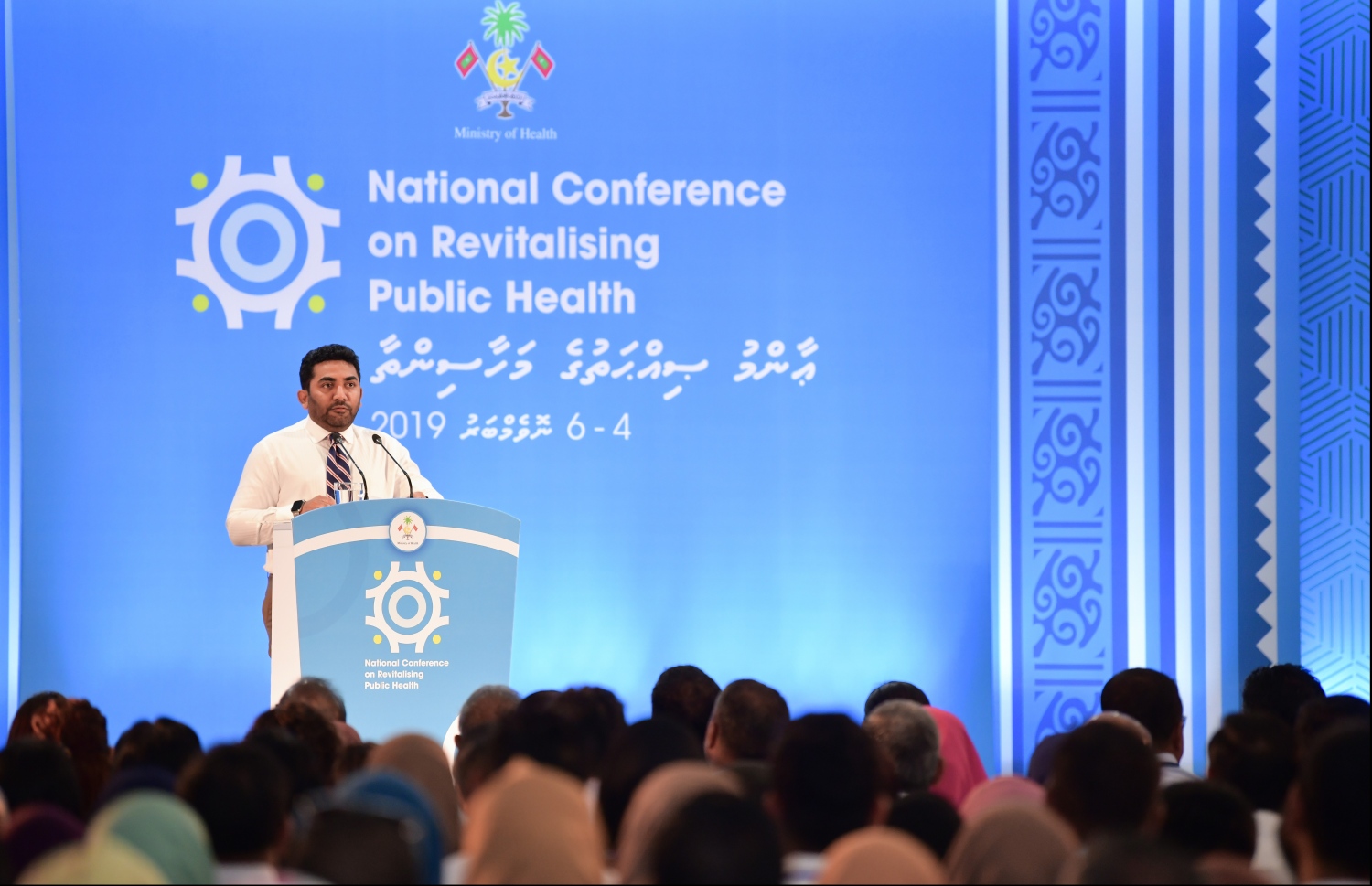 އާންމު ސިއްހަތު ކުރިއެރުވުމާ ބެހޭ މަހާސިންތާ ފެށުމުގެ ރަސްމިއްޔާތުގައި ހެލްތު މިނިސްޓަރު އަމީން މިއަދު ވާހަކަ ދައްކަވަނީ.---ފޮޓޯ: ހުސައިން ވަހީދު/މިހާރު