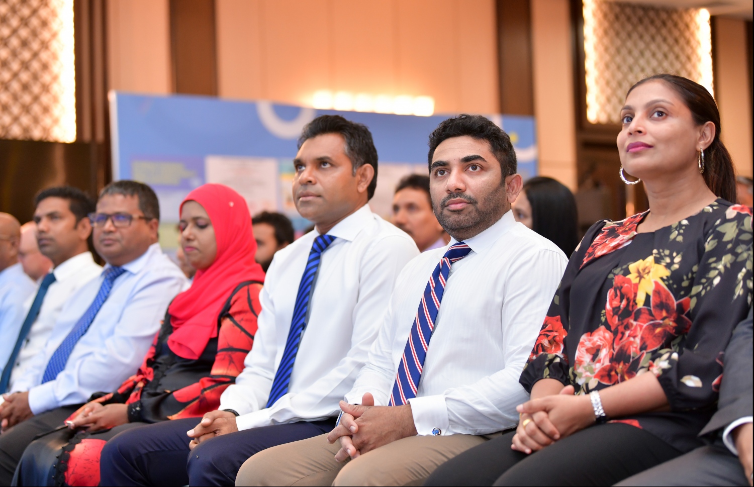 އާއްމު ސިއްހަތުގެ ބޮޑު މަހާސިންތާ ފަށަން އިއްޔެ ޕެރަޑައިސް އައިލެންޑް ރިސޯޓުގައި ބޭއްވި ހަފްލާގައި (ކ-ވ) އެޑިއުކޭޝަން މިނިސްޓަރު އައިޝަތު އަލީ، ހެލްތް މިނިސްޓަރު އަމީން، ނައިބު ރައީސް ފައިސަލް، ޖެންޑާ މިނިސްޓަރު ޝިދާތާ، އެންވާރޮމަންޓް މިނިސްޓަރު ހުސައިން ---.ފޮޓޯ: ހުސައިން ވަހީދު/މިހާރު