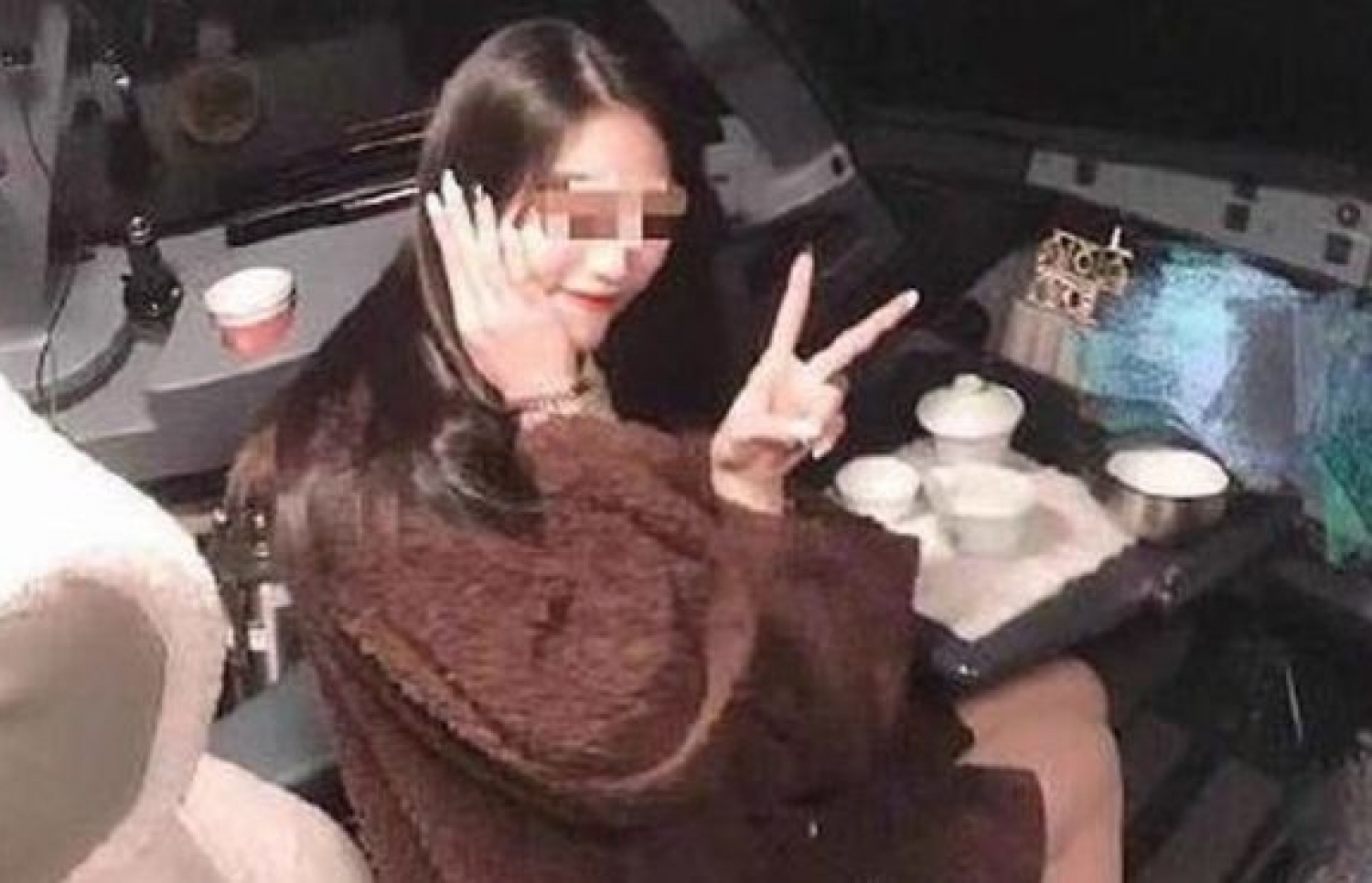 ކޮކްޕިޓް ތެރޭގައި އަންހެން މީހާ ފޮޓޯ އަށް ހުއްޓިގެން.