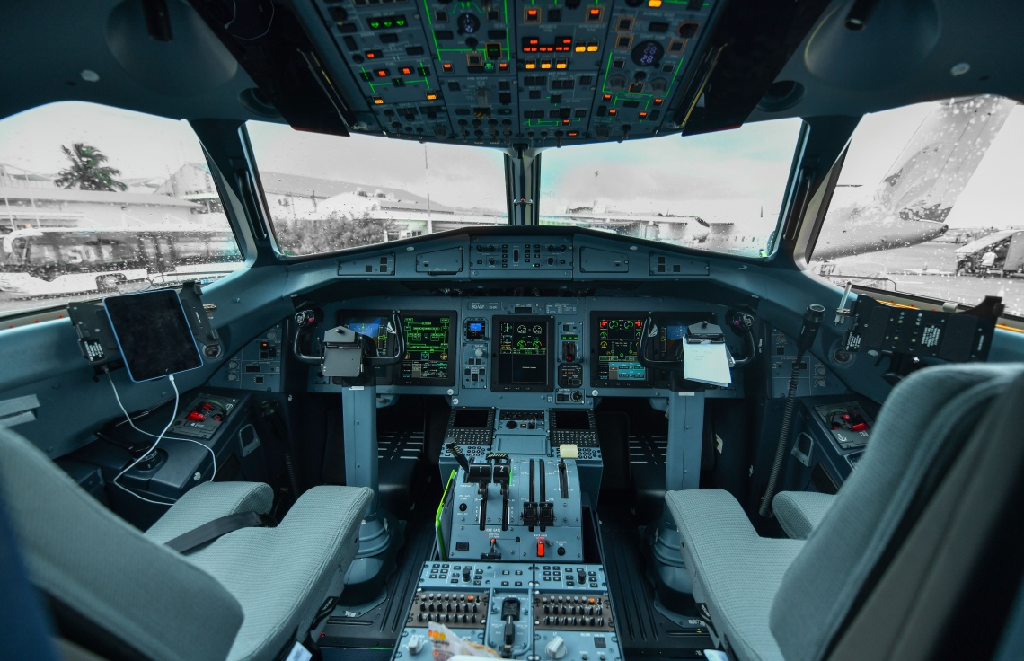 ވެލާނާ އިންޓަނޭޝަނަލް އެއާޕޯޓް: ނޮވެމްބަރު 7، 2019- ވިލާ އެއާގެ ފްލައިމީގެ ފްލީޓަށް އަލަށް ގެނައި، އޭޓީއާރު 600-72 މަރުކާގެ މަތިންދާބޯޓުގެ ކޮކްޕިޓް: މީގެ އަށް އަހަރު ކުރިން އުދުހެން ފެށި ފްލައިމީގައި އޭޓީއާރު 600-72 މަރުކާގެ ތިން ބޯޓު މިހާރު ގެންގުޅޭ.---ފޮޓޯ: ނިޝާން އަލީ/މިހާރު