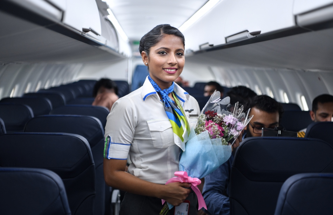 ވެލާނާ އިންޓަނޭޝަނަލް އެއާޕޯޓް: ނޮވެމްބަރު 7، 2019- ވިލާ އެއާގެ ފްލައިމީގެ ފްލީޓަށް އަލަށް ގެނައި، އޭޓީއާރު 600-72 މަރުކާގެ މަތިންދާބޯޓުގައި ކްރޫއަކު ފޮޓޯ އަކަށް ހުއްޓިގެން: މީގެ އަށް އަހަރު ކުރިން އުދުހެން ފެށި ފްލައިމީގައި އޭޓީއާރު 600-72 މަރުކާގެ ތިން ބޯޓު މިހާރު ގެންގުޅޭ.---ފޮޓޯ: ނިޝާން އަލީ/މިހާރު