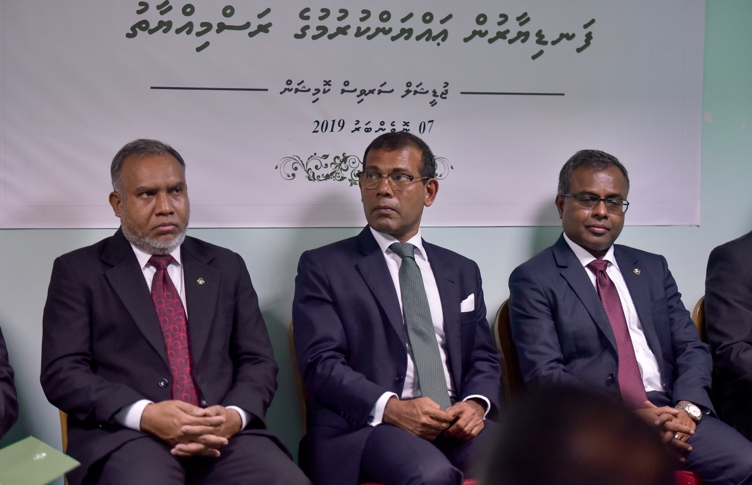 ހައި ކޯޓަށް އެންމެ ފަހުން އައްޔަންކުރި ދެ ފަނޑިޔާރުން ހުވާކުރެއްވުމުގެ ރަސްމިއްޔާތުގައި، އުއްތަމަ ފަނޑިޔާރުކަމުން އިހަށް ދުވަހު ވަކިކުރި ޑރ. އަހުމަދު އަބްދުﷲ ދީދީ އާއި ރައްޔިތުންގެ މަޖިލީހުގެ ރައީސް ނަޝީދު އަދި އަރީފް.---ފޮޓޯ: ނިޝާން އަލީ/މިހާރު