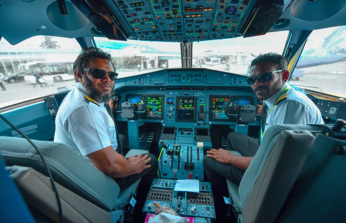 ވެލާނާ އިންޓަނޭޝަނަލް އެއާޕޯޓް: ނޮވެމްބަރު 7، 2019- ފްލައިމީގެ ފްލީޓަށް އޭޓީއާރު 600-72 މަރުކާގެ އިތުރު ބޯޓެއް ގެނައުމާ ގުޅިގެން، ބޭއްވި ހާއްސަ ހަފްލާގައި، އެ ބޯޓުގެ ދެ ޕައިލެޓަކު ފޮޓޯއަކަށް ތައްޔާރު ވެގެން: މިއަދާ ހަމައަށް، ފްލައިމީ ހިންގާ ވިލާ އެއާ އިން ވަނީ އޭޓީއާރު 600-72 ތިން ބޯޓު ރާއްޖެ އަށް ގެނެސްފައި. އަދި ވިލާ އެއާ އަކީ، އެ މަރުކާގެ ބޯޓުތައް ރާއްޖެ ގެންނަން ފެށި ފުރަތަމަ ކުންފުނި.---ފޮޓޯ: ނިޝާން އަލީ/މިހާރު