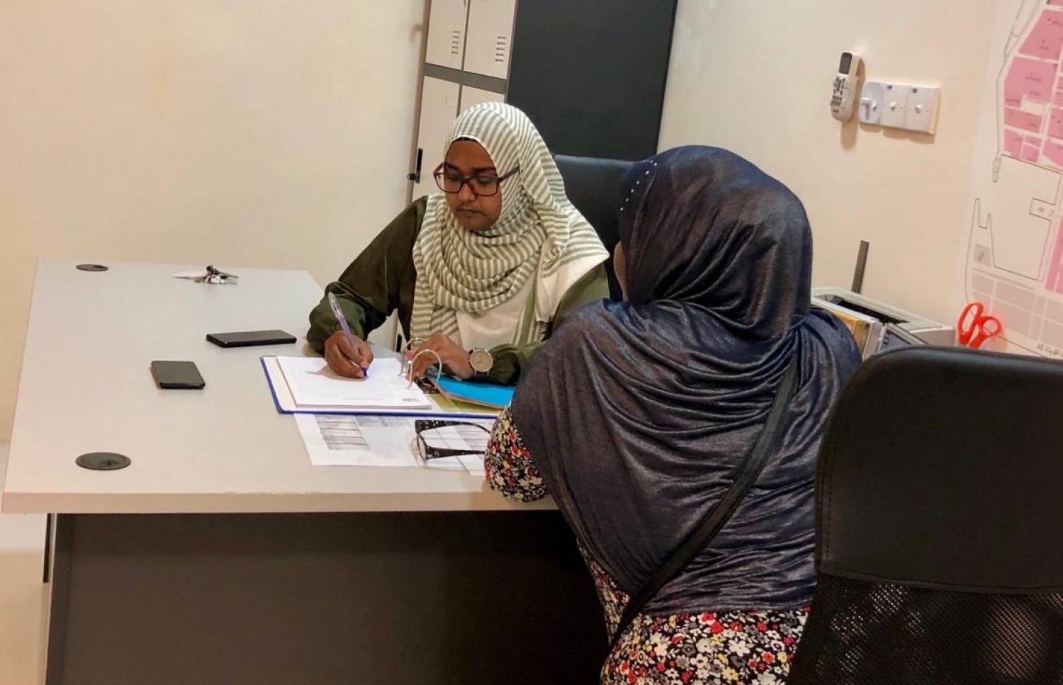 ރުފައިދާ ނާސިން ކްލިނިކްގެ އޮފީހުގައި މީހަކު އެތަނުގެ ހިދުމަތްތަކާ ގުޅޭގޮތުން މައުލޫމާތު ސާފު ކުރަނީ