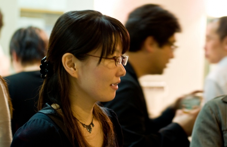 ޖަޕާނުގައި އަންހެން މުވައްޒަފުންނަށް އައިނު މަނާކުރަނީ