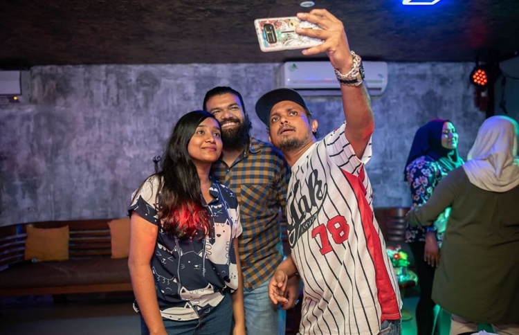 ފިލްމު "5.1" ގެ ބަތަލު އިފްނާޒު (މ) އާ އެކު ޔެސީ އާއި ޝަޒްލާ ސެލްފީއެއް ނަގަނީ.