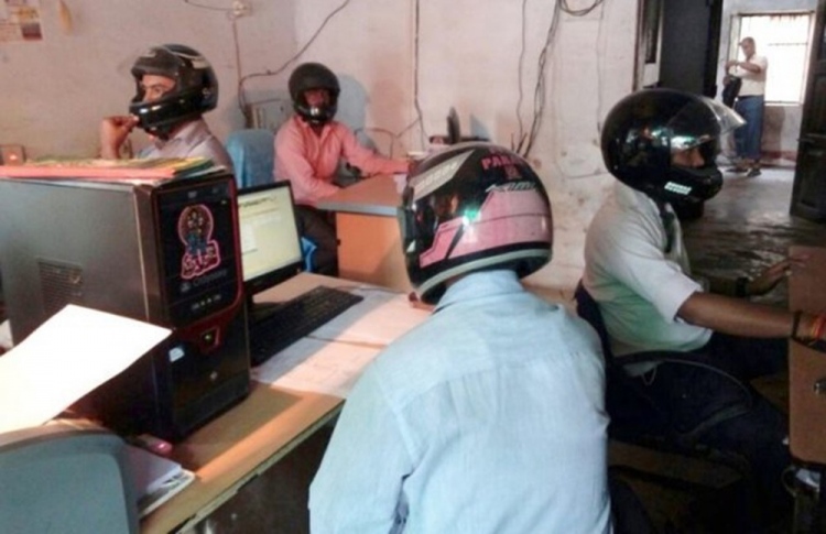 އިމާރާތް ބާވުމުން އޮފީހުގައި ތިބެނީ ހެލްމެޓު އަޅައިގެން