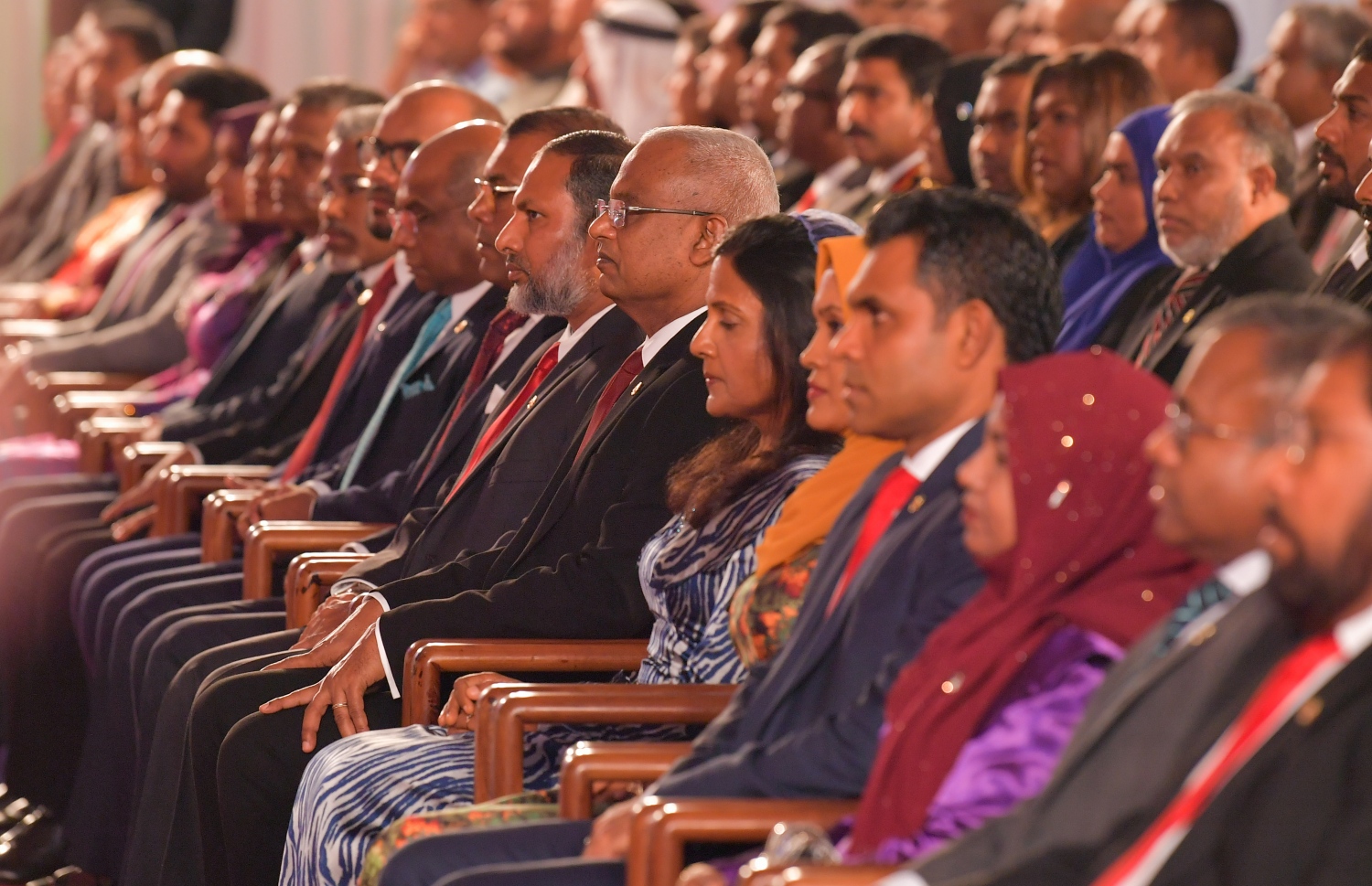 ޖުމްހޫރީ ދުވަސް ފާހަގަކުރަން ބޭއްވި ޖަލްސާގައި ސަރުކާރުގެ އިސް ބޭފުޅުން ބައިވެރިވެވަޑައިގަންނަވަނީ. --ފޮޓޯ/ރައީސް އޮފީސް