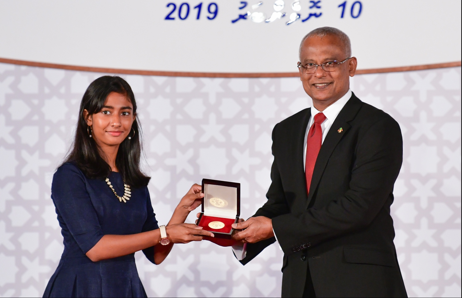 މީގެ ކުރިން ބޭއްވި އިންޑިއަން އޯޝަން އައިލެންޑް ގޭމްސްގައި ރާއްޖެއަށް ރީތި ނަން ހޯދައިދިނުމުން، ރައީސް އިބްރާހިމް މުހައްމަދު ސޯލިހު ރަފާއަށް މެޑަލް ދެއްވަނީ.---.ފައިލް ފޮޓޯ: މިހާރު