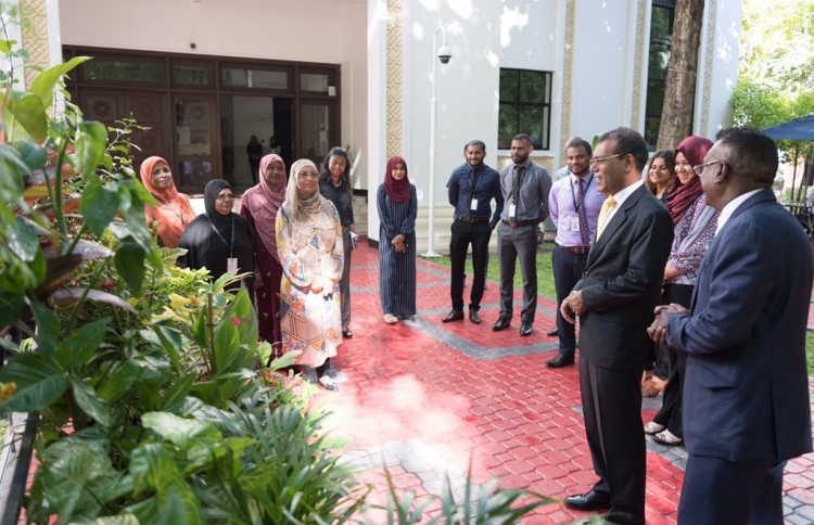 ޖާބިރު، މަޖިލީހަށް ގަސްތަކެއް ހަދިޔާކުރައްވައިފި