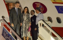 Spanish King Felipe VI (L) and Queen Letizia arrive at Havana's Jose Marti International Airport on November 11, 2019. - The Spanish royals are visiting Cuba for Havana's 500th anniversary. (Photo by Yamil LAGE / AFP)