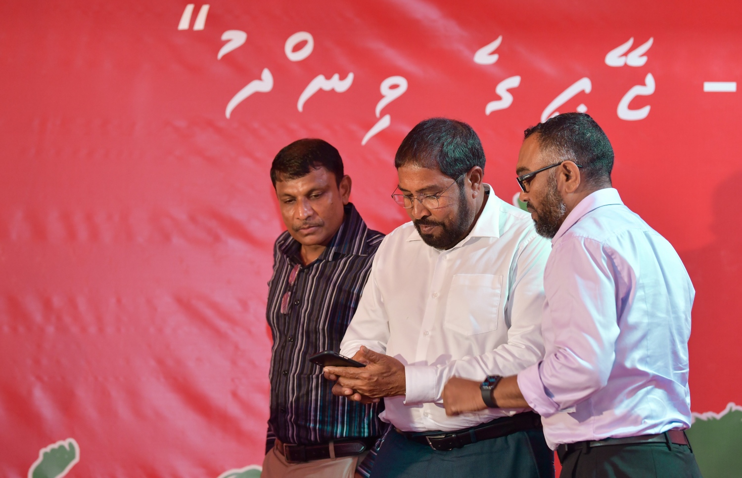 ޖުމްހޫރީ ޕާޓީގެ ޖަލްސާއެއްގައި ގާސިމްގެ އަރިހުގައި އަލީ އާރިފް. --ފޮޓޯ: ނިޝާން އަލީ/މިހާރު