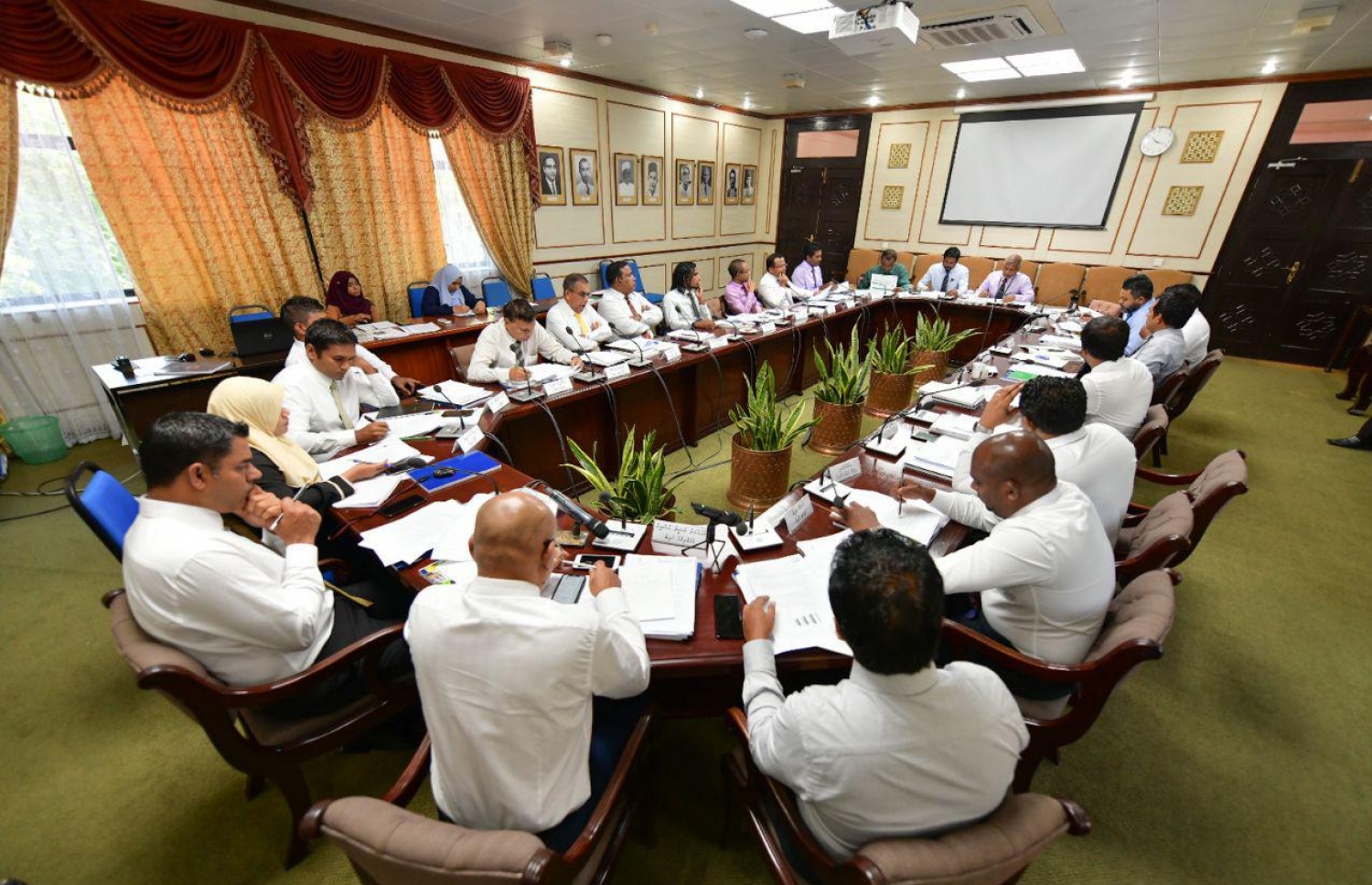 ދައުލަތުގެ އަންނަ އަހަރުގެ ބަޖެޓާ ގުޅޭ ގޮތުން، އެމްއެމްއޭގެ ގަވަރުނަރު އަލީ ހާޝިމްގެ އަރިހުން މައުލޫމާތު ސާފުކުރުމަށް މިއަދު ބޭއްވި ބަޖެޓް ކޮމިޓީގެ ބައްދަލުވުން ކުރިއަށް ގެންދަނީ.---ފޮޓޯ: ހުސައިން ވަހީދު/މިހާރު