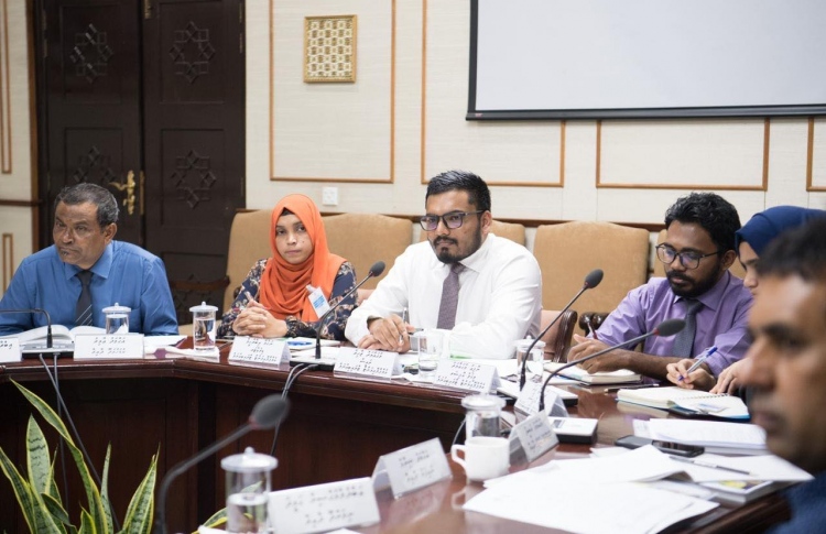 "ގަވައިދާ ހިލާފަށް ދެ މުވައްޒަފަކު ވަޒީފާއަށް ނެގި"