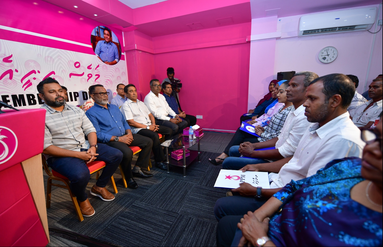 ޕީޕީއެމަށް މެމްބަރުންތަކެއް ސޮއިކުރުމަށް ބޭއްވި ޖަލްސާގައި ކުރީގެ ރައީސް އަބްދުﷲ ޔާމީނާއި އިދިކޮޅުގެ އިސް ބައއް ބޭފުޅުން ބައިވެރިވެވަޑައިގަންނަވަނީ. --- ފޮޓޯ: ހުސެއިން ވަހީދު/ މިހާރު