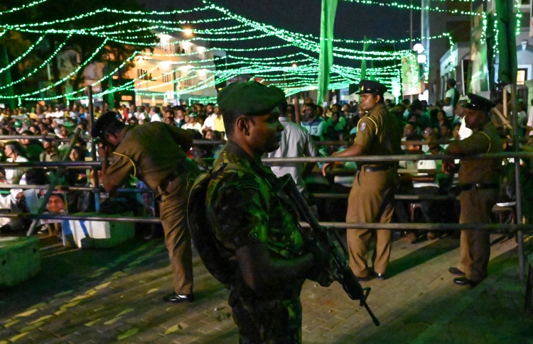 ޔޫއެންޕީން އިއްޔެ ބޭއްވި ކެމްޕޭން އެއްވުމެއްގައި ފުލުހުން ސެކިއުރިޓީ ބަލަހައްޓަނީ. --ފޮޓޯ:އޭއެފްޕީ