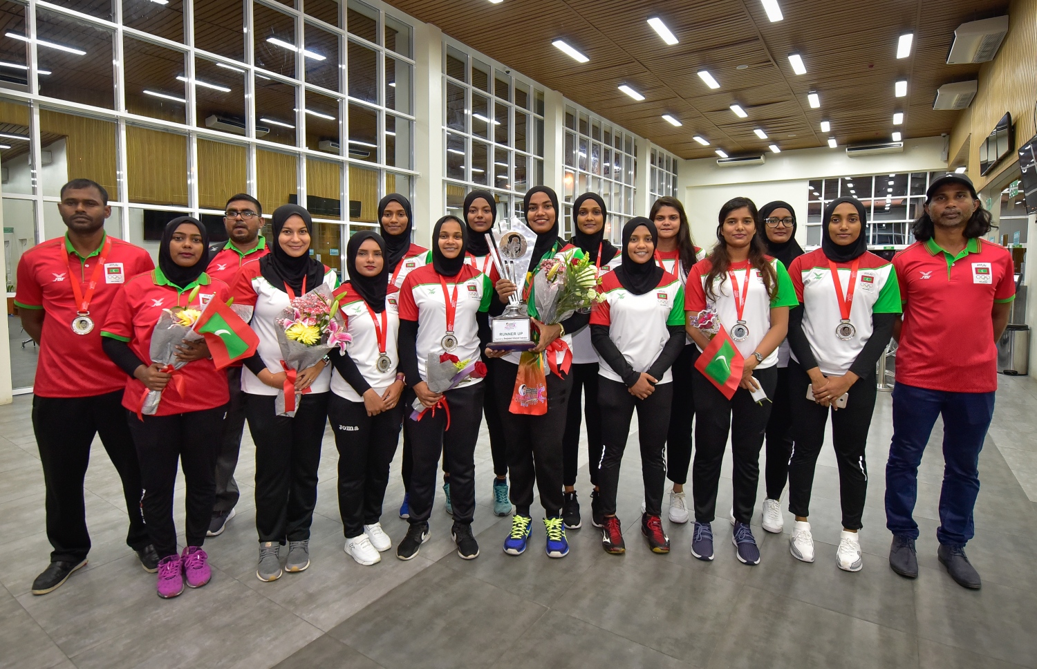 ގައުމީ އަންހެން ވޮލީ ޓީމުގެ ކުޅުންތެރިންނާއި ޓީމުގެ އޮފިޝަލުން. -- ފޮޓޯ: ނިޝާން އަލީ/ މިހާރު