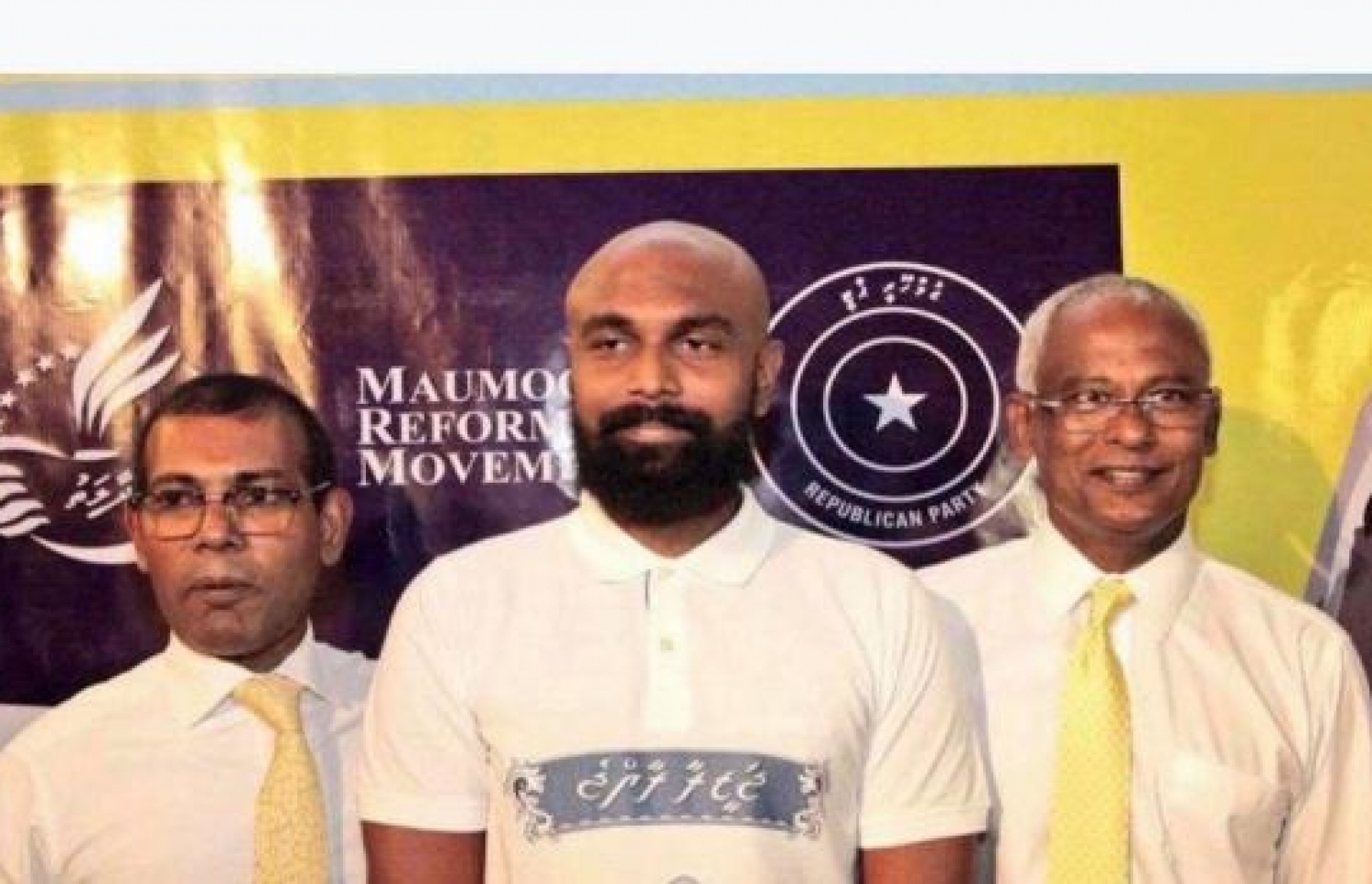 މިދިޔަ އަހަރުގެ ރިޔާސީ އިންތިޚާބުގެ ކެމްޕެއިންގެ ތެރެއިން، އޭރުގެ ރިޔާސީ ކެންޑިޑޭޓް އަދި މިހާރުގެ ރައީސް އިބްރާހިމް މުހައްމަދު ސޯލިހާއި ކުރީގެ ރައީސް މުހައްމަދު ނަޝީދާ އެކު ސަޓޯ ފޮޓޯއެއް ނަގަނީ.